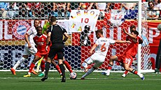 Joshua Kimmich stílí gól Bayernu v utkání s Benfikou.