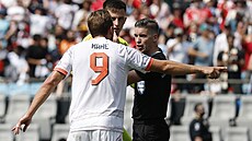 Harry Kane z Bayernu ve vyhrocené výmn názor s rozhodím.