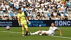 Federico Valverde z Realu Madrid posouvá mí za brankáe Carlose Morenu.