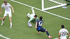 Branká Realu Thibaut Courtois brání mí ped  Carlosem Sanchezem.