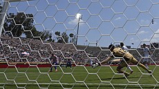 Branká Botafoga John se marn natahuje po stele Antoina Griezmanna z Atletica...