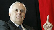 Frederick W. Smith hovoí na panelové diskusi o výzvách, kterým elí...