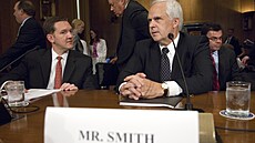 Jim Whitehurst (vlevo), provozní editel spolenosti Delta Air Lines, hovoí s...