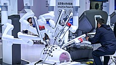 �ínský chirurgický robotický systém p�edstavený b�hem výstavy zdravotnického...