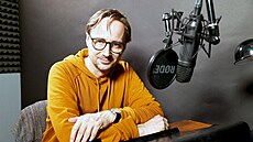 Herec Jaroslav Plesl pi natáení audioknihy Saturnin