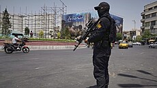 P�íslu�ník íránských Revolu�ních gard hlídá ulice Teheránu. (24. �ervna 2025)
