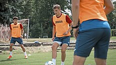 Pardubický záloník Tomá Solil bhem jednoho z trénink v píprav