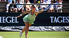 Markéta Vondrouová se natahuje po balonku bhem semifinále turnaje v Berlín.