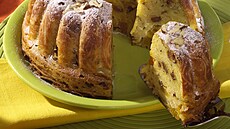 T�stovinová bábovka s o�echy a ovocem