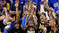 Shai Gilgeous-Alexander (uprosted) s trofejí pro MVP finále.