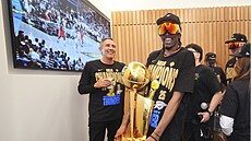 Jalen Williams si potkává trofej pro vítze NBA.