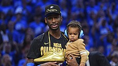 Shai Gilgeous-Alexander se synem Aresem.