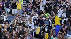 Igor Jesus slaví se spoluhrái a diváky branku do sít PSG.