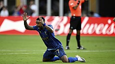 Malcolm z al-Hilálu lituje spálené ance.