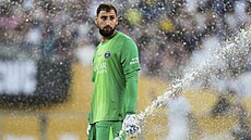 Gianluigi Donnarumma sleduje práci zavla�ovacího systému.