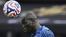 Kalidou Koulibaly z al-Hilálu zasahuje hlavou mí.