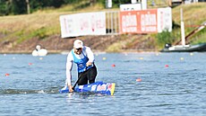 Kanoista Martin Fuksa pohání svou lo ve finále 500metrové trati v Raicích.