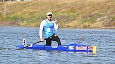 Martin Fuksa v Raicích slaví triumf na 500metrové trati.
