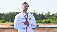 Konen eské hymna. Martin Fuksa si s fanouky v Raicích uívá vítzství.