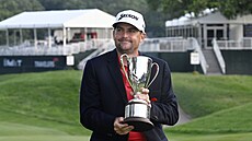 Keegan Bradley dr�í trofej z Travelers Championship.