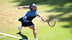 Uns Dábirová se natahuje po míku ve tvrtfinále turnaje v Berlín.