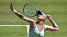 Markéta Vondrou�ová podává v berlínském �tvrtfinále.