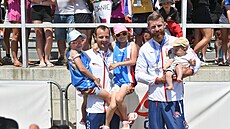 Jakub picar a Daniel Havel slaví slaví se svými zlatíky.
