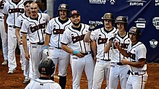 etí softbalisté se radují z triumfu proti Británii.