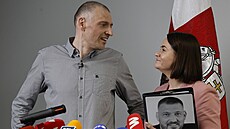 Bloruský politický vze Sjarhej Cichanouski se svou manelkou a lídryní...
