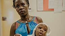 Ugananka Joyce Namirembe se synem Dylanem v nemocnici Mulago v Kampale (4....