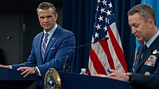Americký ministr obrany Pete Hegseth a pedseda sboru náelník táb, generál...