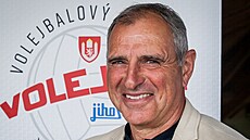 Jan Divi pózuje ped klubovým znakem pi pedsezonní tiskové konferenci v roce...