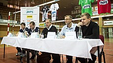 Jihostroj na pedsezonní tiskové konferenci v roce 2019 pedstavil nové dresy a...