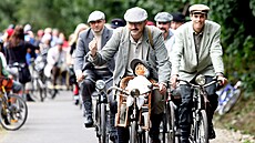 Otevení: Oficiáln novou cyklostezku otevela jízda historických kol v zái...