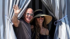 Miliardá� Jeff Bezos a noviná�ka Lauren Sanchezová b�hem t�etího dne...