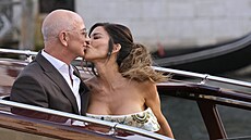 Miliardá Jeff Bezos a novináka Lauren Sanchezová  bhem prvního dne svatby v...