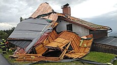 V Jestabí v Krkonoích vítr ásten odnesl stechu rodinného domu. (23....