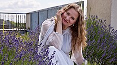 Na terase p�stuje Jitka levanduli.