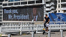 Americký prezident Trump na obím billboardu v Tel Avivu. (22. ervna 2025)