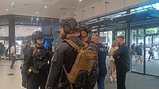 Policie provovala hláenou stelbu v OC Nový Smíchov. (24. ervna 2025) 