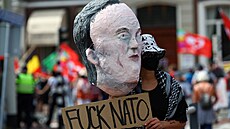 Lidé se účastní pochodu proti nadcházejícímu summitu lídrů NATO v nizozemském...