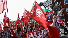 Lidé se úastní pochodu proti nadcházejícímu summitu lídr NATO v nizozemském...