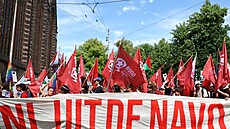 Lidé se úastní pochodu proti nadcházejícímu summitu lídr NATO v nizozemském...