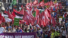 Lidé se úastní pochodu proti nadcházejícímu summitu lídr NATO v nizozemském...