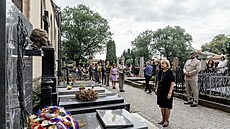 Po pietním setkání v bazilice byly polo�eny kv�tiny na kenotaf Milady Horákové....