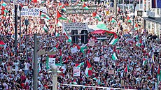 Desetitisíce lidí demonstrovaly dnes v Londýn a Berlín na podporu Palestinc...