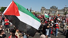 V Berlín se shromádilo ped budovou íského snmu asi 15 tisíc lidí. (21....
