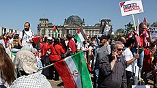 V Berlín se shromádilo ped budovou íského snmu asi 15 tisíc lidí. (21....