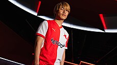 Daiki Haioka, japonská posila Slavia z anglického Lutonu, pózuje po podpisu...