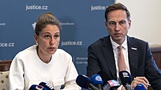 Ministryn spravedlnosti Eva Decroix (ODS) a námstek Karel Dvoák (STAN) na...